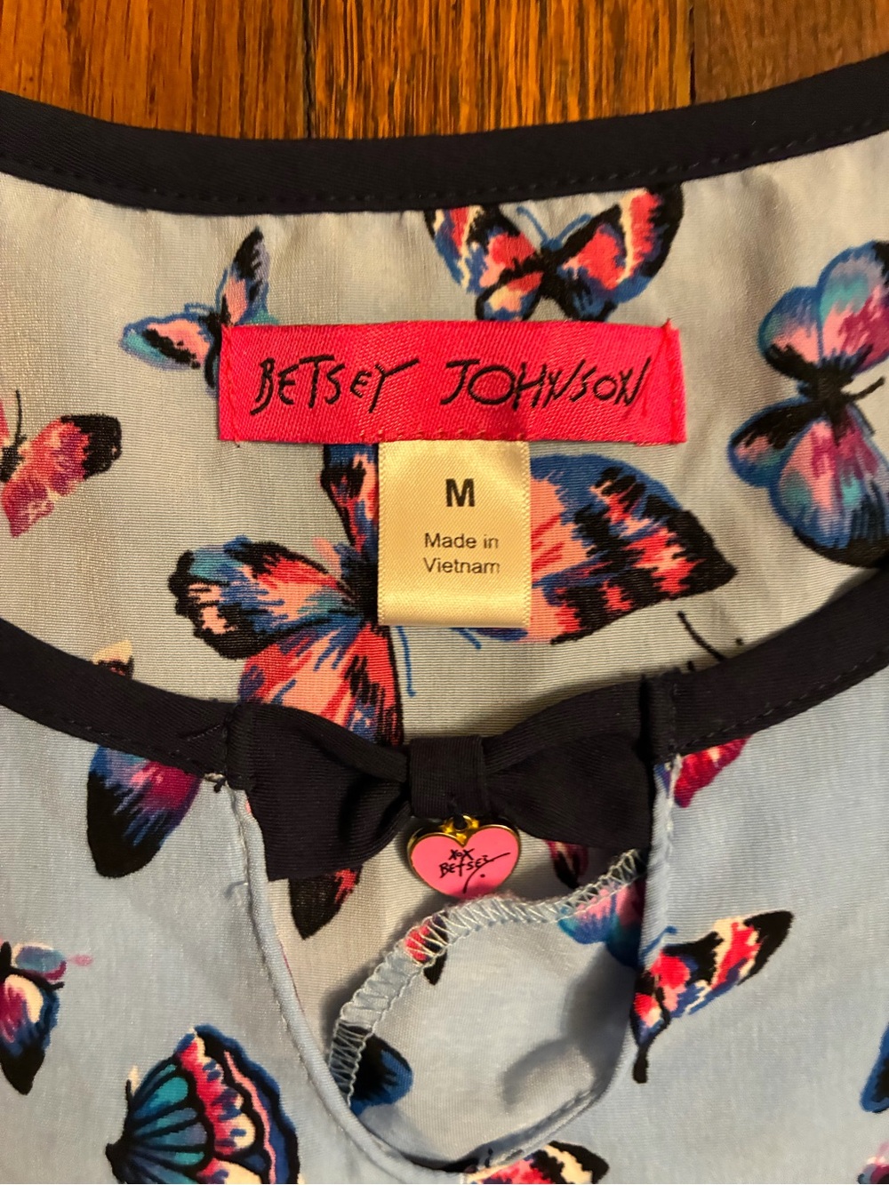 Betsey Johnson women’s scrub top size medium - Picture 4 of 4